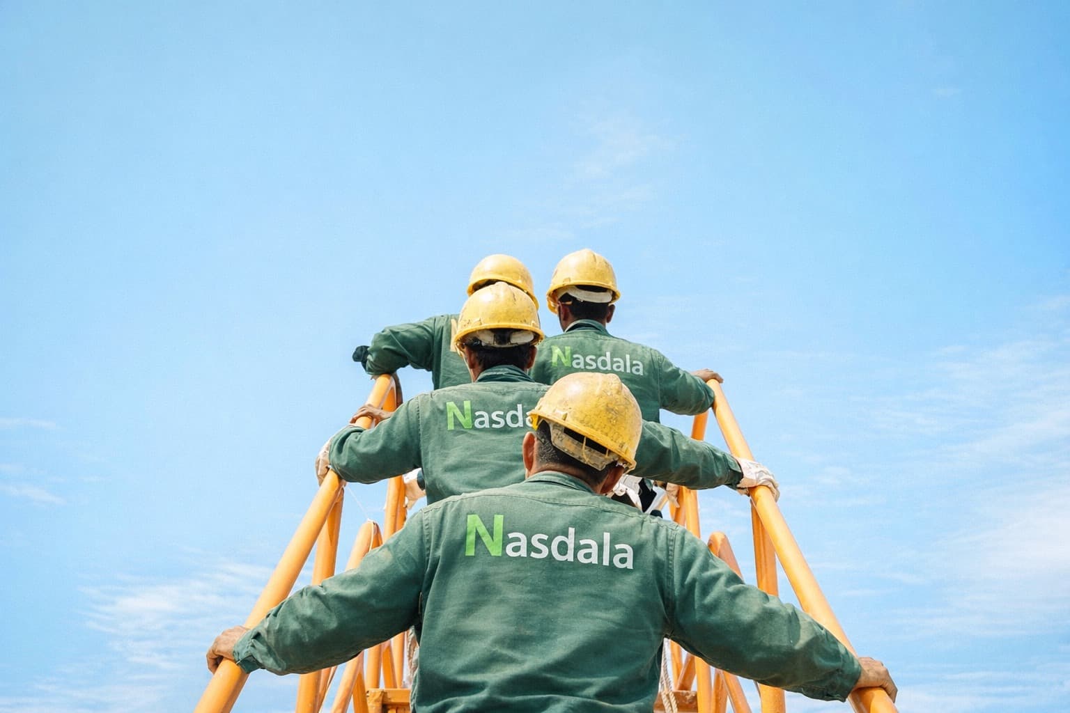 Nasdala Mitarbeiter auf Krananlage